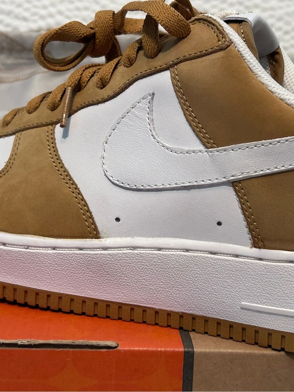 Nike Men's Low Top Sneakers in White & Brown with Drawstring Bag